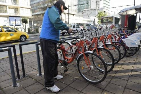 Las bicicletas eléctricas se diferencian de las convencionales por su color anaranjado, entre otros detalles.